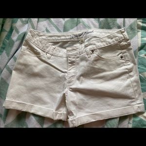 White universal thread 6 28R denim shorts hi waist